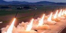 朝鲜对韩国开火朝鲜突然在边境开火！8个炮兵旅250辆导弹车出动韩国背靠18国联军！普京随时准备出兵？